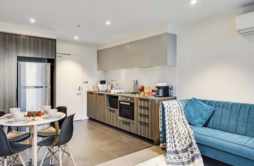 Docklands Apartment | Luxury Docklands Apartment | City Views, Pool, Gym, Free Parking