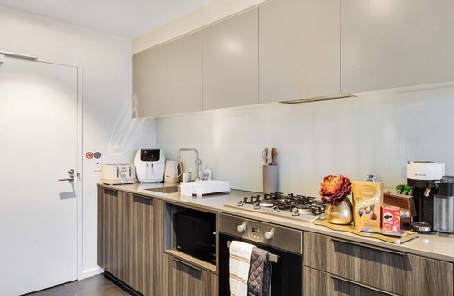 Docklands Apartment | Luxury Docklands Apartment | City Views, Pool, Gym, Free Parking