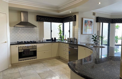 Dianella House | Luxury Escape: Perth, Airport, Swan Valley & Beach