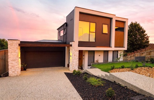 Eltham North House | Luxury Hillside Escape | Scenic Views & Cosy Stay