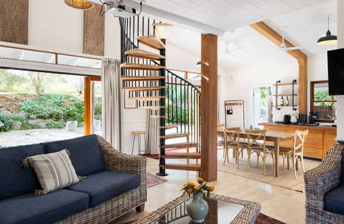 Wallis Lake House | Luxury Lakefront Villa & Barn.