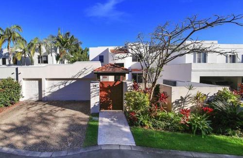 Mount Coolum Villa | Luxury Lakeside Villa