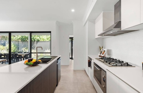 Coolbellup House | Luxury Oasis- Modern coastal escape near Fremantle