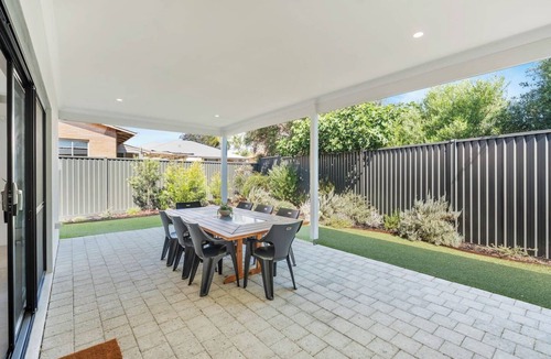 Coolbellup House | Luxury Oasis- Modern coastal escape near Fremantle