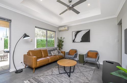 Nollamara House | Luxury on Lewes - 3BR Free Wi-Fi