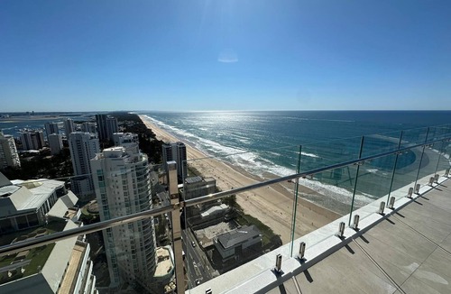 Main Beach Apartment | Luxury Pearl Main Beach Apartment Walk to the Beach