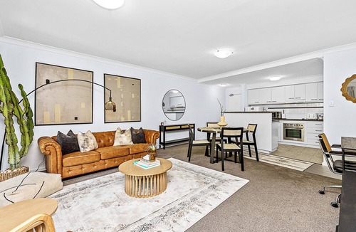 Perth Central Business District Apartment | Luxury Perth Getaway: Modern Design