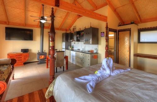 Balmoral Ridge House | Luxury self-contained villa with double bed, double spa, fireplace, and kitchen.