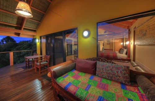 Balmoral Ridge House | Luxury self-contained villa with king bed, double spa, fireplace, and kitchen.