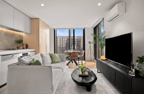 South Melbourne Apartment | Luxury Sky High Apartment with Pool Gym & Parking