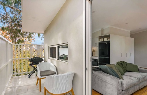 Nedlands Apartment | Luxury studio set in the trees, close to hospitals, Uni, and Cat buses