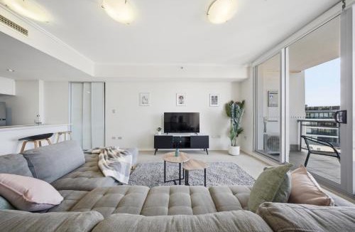 St. Leonards Apartment | Luxury Sydney Skyline Apartment with Secure Parking, Harbour Bridge Views in St Leonards Near CBD