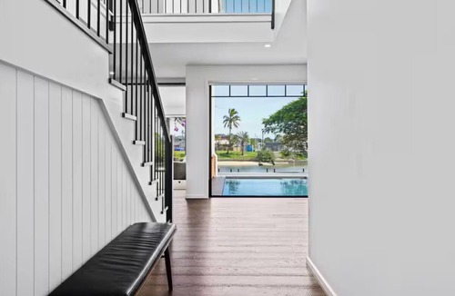 Broadbeach Waters House | Luxury Villas Allambi Broadbeach (With Car Parking)