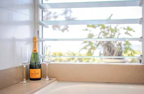 Blue Bay House | Luxury Villas Alaya at Toowoon Bay (On the beach)