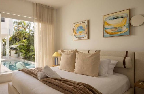 Burleigh Heads House | Luxury Villas Burleigh Springs (Pool & Walk to the beach)