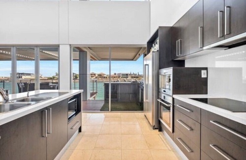 Wallaroo House | LUXURY WATERFRONT ACCOMMODATION - 12 people 5 ensuites