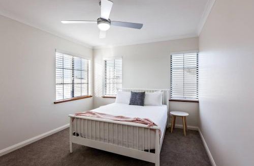 Geographe House | Luxury Waterfront Canal Estate With Private Jetty - Pet Friendly