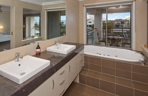 Helensvale House | Luxury waterfront house close to Theme Parks and shops