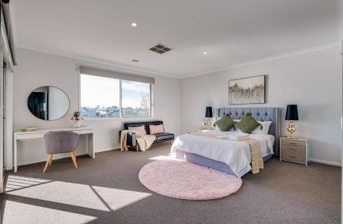 Sanctuary Lakes Villa | Luxury Waterfront Villa in Sanctuary Lakes