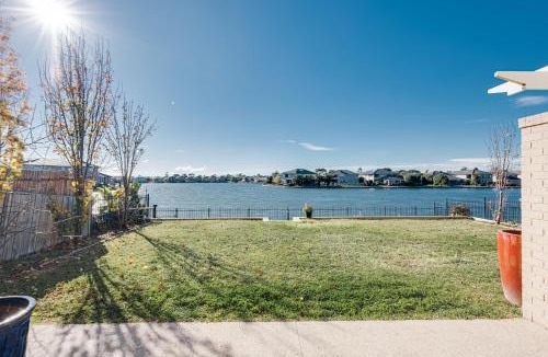Sanctuary Lakes Villa | Luxury Waterfront Villa in Sanctuary Lakes