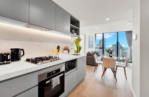 Melbourne Central Business District Apartment | Lvl 44 Skyline Escape 2B1B with Incredible City Views
