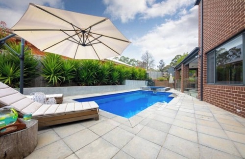Gisborne House | Macedon Ranges - Large Family Home with pool and spa- sleeps 13 - pet friendly!