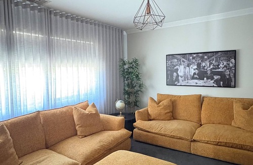 Gisborne House | Macedon Ranges - Large Family Home with pool and spa- sleeps 13 - pet friendly!