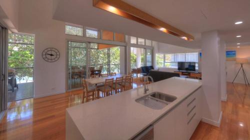 Horseshoe Bay Apartment | Maggies Beachfront Apartment 5