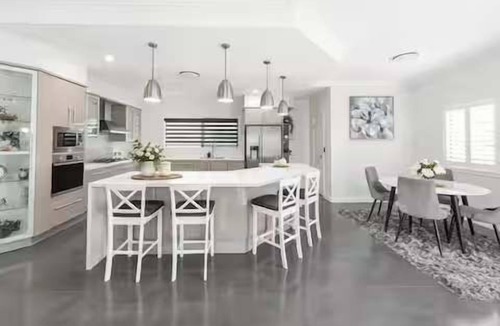 Annandale House | Magic on MacArthur - Modern 4BR Home in Annandale, Townsville