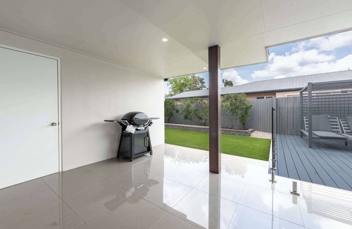 Annandale House | Magic on MacArthur - Modern 4BR Home in Annandale, Townsville