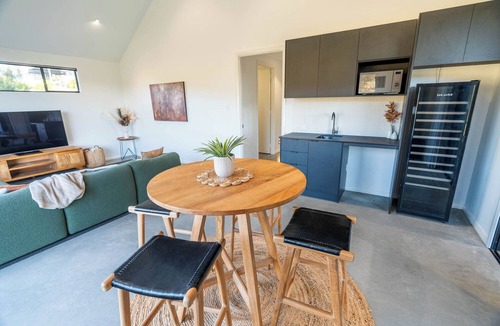 Yallingup House | MAGNIFICENT AND OPULENT 5 BEDROOM OASIS BOASTING SWEEPING VALLEY VIEWS