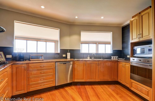 Maleny House | Magnolia - Panoramic Glass House Mountain Views