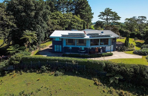 Maleny House | Magnolia - Panoramic Glass House Mountain Views