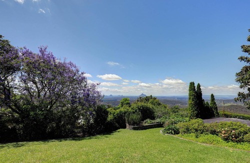 Maleny House | Magnolia - Panoramic Glass House Mountain Views