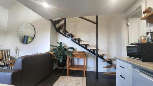 Mintaro Hotel | Magpie and Stump Hotel 'Nest Accommodation' and 1km offsite 'Loft 7' Studio
