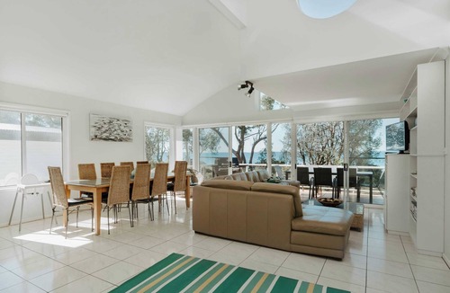 Vincentia Cottage | Mana Magic - Beachfront with Great ocean views