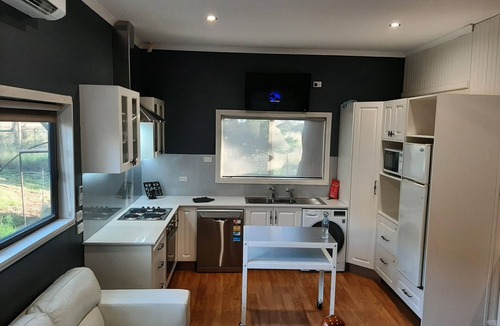 Butlers Falls Cottage | Maple Leaf Cottage - Pet Friendly, special rates for extended stays