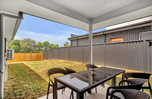 Sydney House | Maraylya Affordable Modern 7 Br Home + Parking
