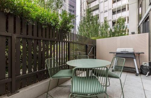 Port Melbourne Apartment | 'Mariner' Resort-Style Escape Where City meets Coast