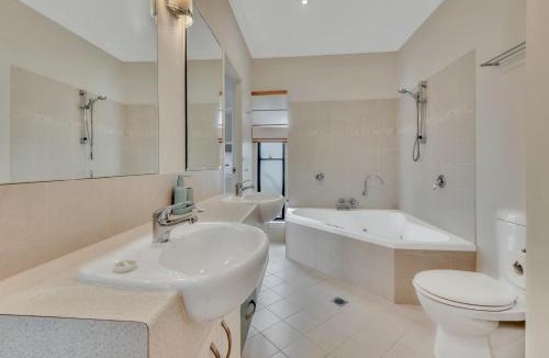 Brisbane Waterfront House | Marlin Lodge