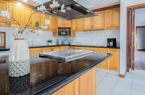 Macgregor House | Massive 6-Bed Luxurious Home with Free Parking
