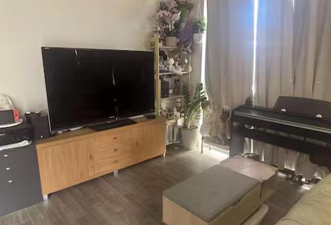 Bentley House | Master room with private bathroom and AC