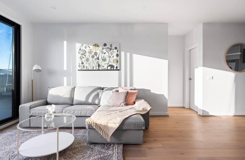 Essendon Apartment | Maximise Your Outdoor Living Experience in This Glorious 2 Bed 2 Bath Apartment