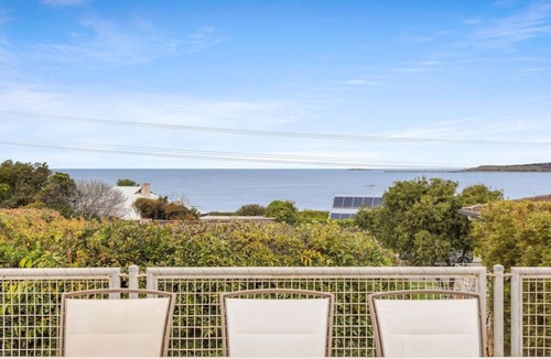 McCracken House | McCracken Cottage with Harbour Views