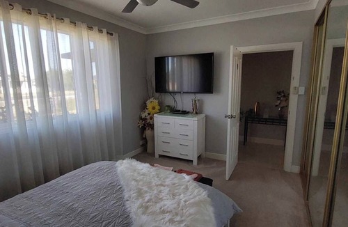Broken Hill House | McGowen Accommodation Family & Pet Friendly just a short walk to the local pool