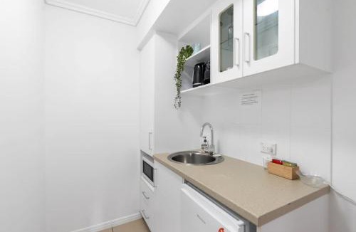Cairns Central Business District Hotel | McLeod Nook - Poolside Studio by Waterfront & Market