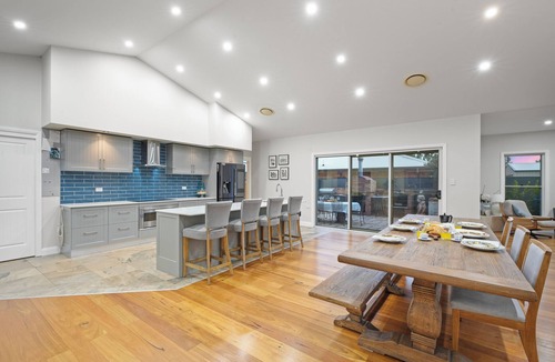 Dubbo House | Mediterranean Escape – Pool, Pizza Oven & Near Zoo