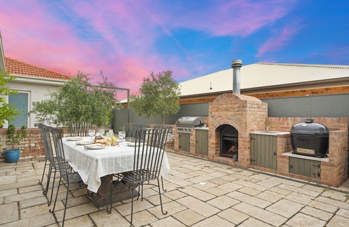 Dubbo House | Mediterranean Escape – Pool, Pizza Oven & Near Zoo
