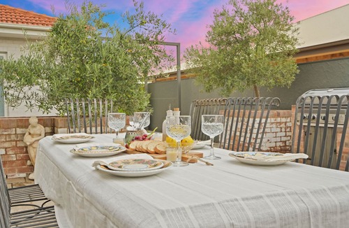 Dubbo House | Mediterranean Escape – Pool, Pizza Oven & Near Zoo