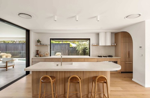 North Avoca House | Mediterranean Home | Pool, Sleeps 8, 50m to Beach